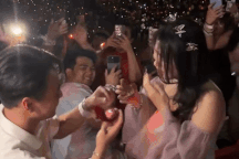 Fan hò hét khi chàng trai Hà Nội cầu hôn bạn gái 8 năm ở show Taylor Swift