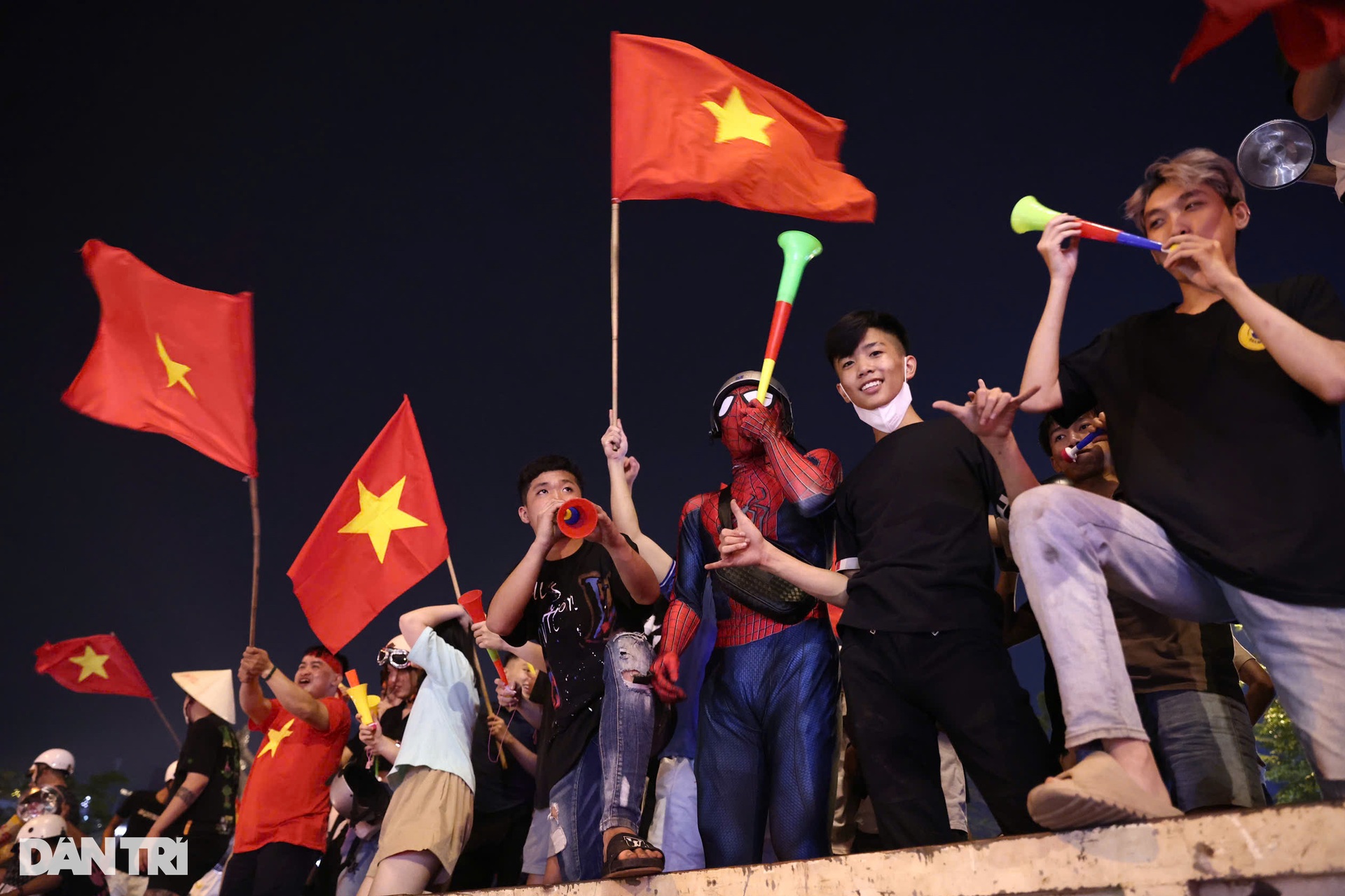 Biển người đổ ra đường phố ăn mừng chiến thắng của tuyển Việt Nam - 26 Biển người đổ ra đường phố ăn mừng chiến thắng của tuyển Việt Nam - 26