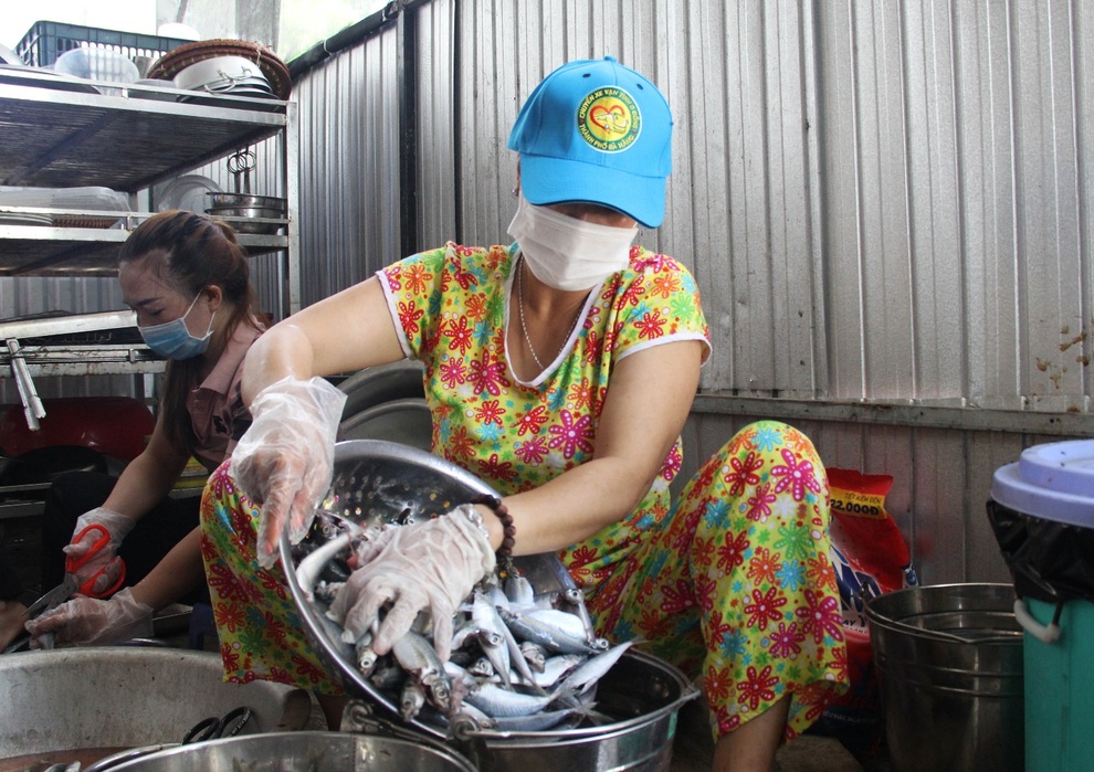 Người Đà thành kho cá, làm bánh tét tiếp sức TPHCM chống dịch - 2 Người Đà thành kho cá, làm bánh tét tiếp sức TPHCM chống dịch - 2