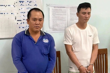 Bơm nước máy vào bình 20 lít rồi bán cho tiệm tạp hóa ở TPHCM