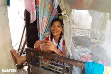 Rớt nước mắt cảnh cậu bé không cha, mò cua bắt ốc nuôi mẹ tâm thần