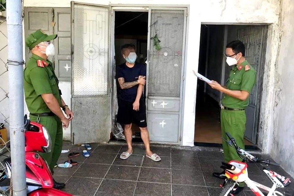 Bị nhắc đeo khẩu trang, nam thanh niên dọa chém thành viên tổ phòng dịch - 1 Bị nhắc đeo khẩu trang, nam thanh niên dọa chém thành viên tổ phòng dịch - 1