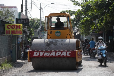 Con đường có hàng trăm "hố bom" được sửa chữa sau phản ánh của báo Dân trí