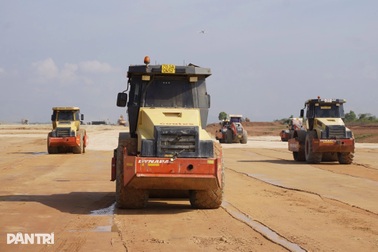 Hàng trăm công nhân xuyên lễ bám công trường dự án sân bay Phù Cát