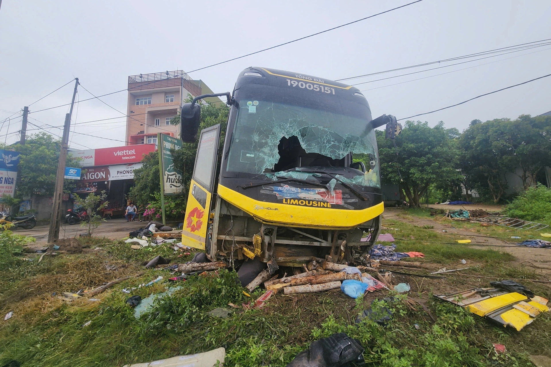 Hiện trường vụ lật xe khách khiến 9 người tử vong, 15 người bị thương - 2