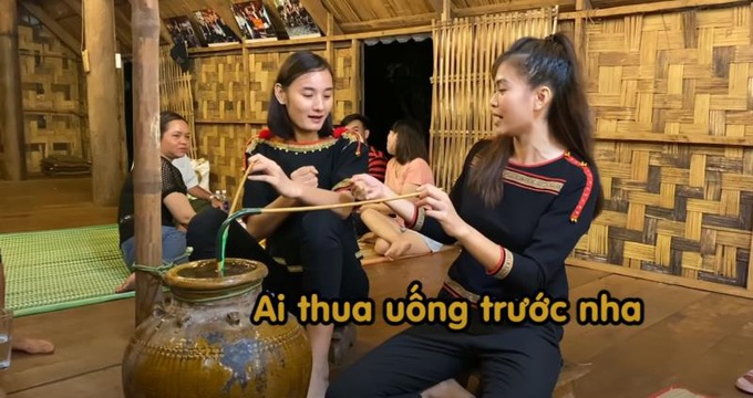 Phá đảo thử thách rượu cần ở nhà hoa hậu H'Hen Niê, hội chị đẹp say &quot;túy lúy&quot; - Ảnh 4.