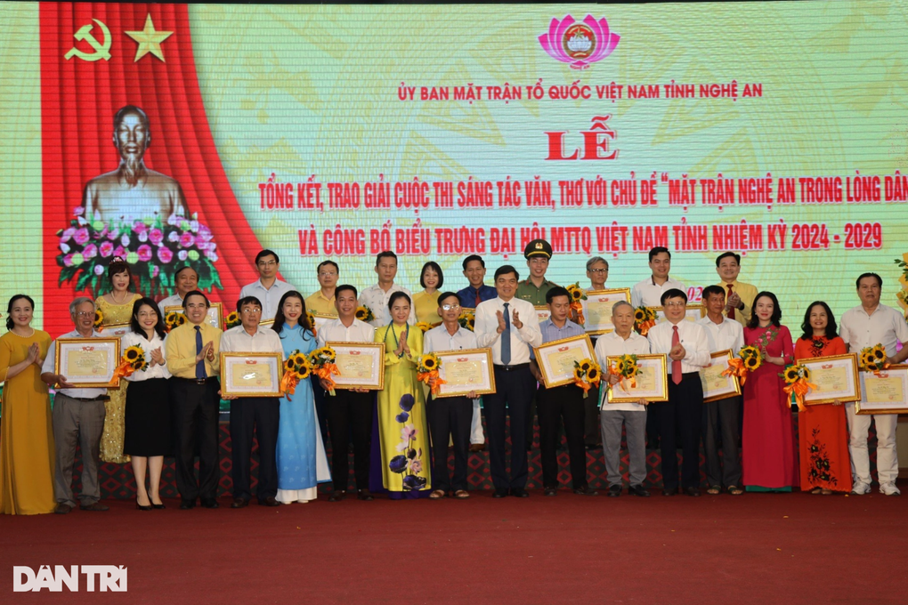 Trao giải cuộc thi sáng tác thơ văn Mặt trận Nghệ An trong lòng dân - 2 Trao giải cuộc thi sáng tác thơ văn Mặt trận Nghệ An trong lòng dân - 2