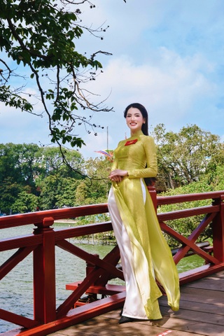 Thiếu tá vào vai "girl phố" náo loạn Hồ Gươm thướt tha trong tà áo dài - 4