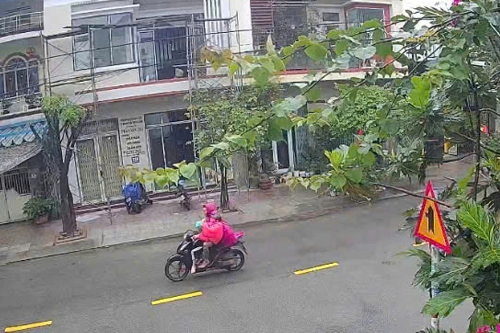 Người đàn ông khống chế, trèo vào nhà vệ sinh giật tài sản của bạn gái - 1 Người đàn ông khống chế, trèo vào nhà vệ sinh giật tài sản của bạn gái - 1