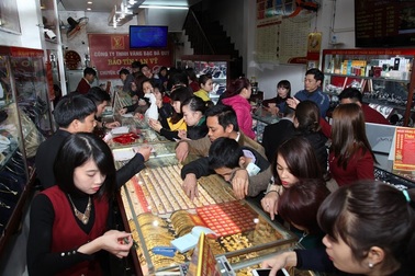 Biển người chen chân xếp hàng  mua vàng tại Bảo Tín Lan Vỹ