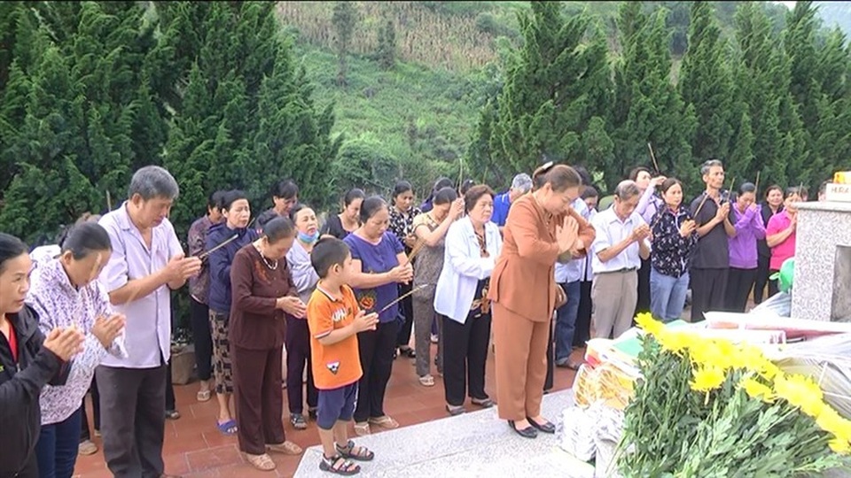 Hình ảnh cảm động người dân phố núi biên giới Mường Khương viếng liệt sĩ - 1 Hình ảnh cảm động người dân phố núi biên giới Mường Khương viếng liệt sĩ - 1
