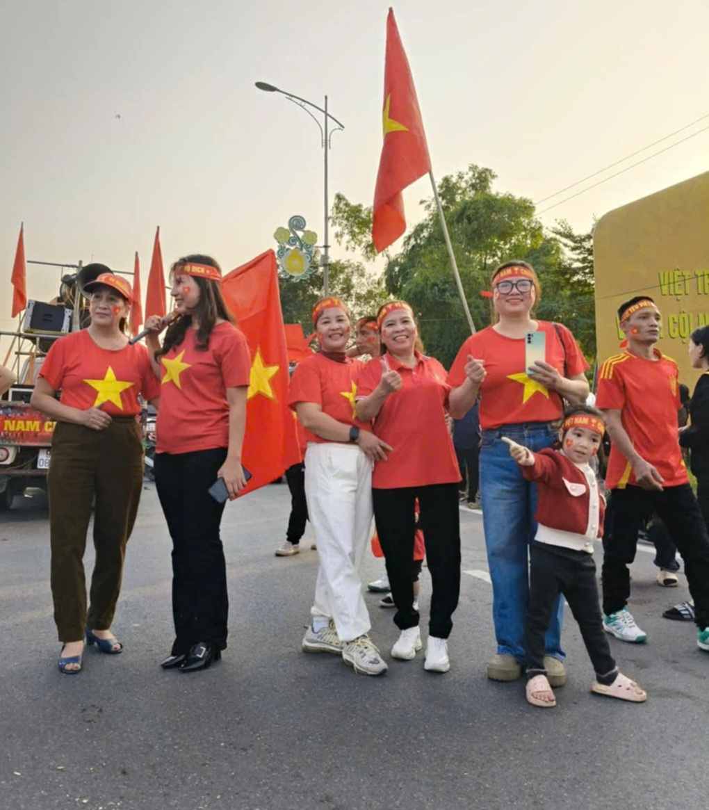 Người dân Việt Trì làm đồ ăn miễn phí chiêu đãi CĐV về cổ vũ tuyển Việt Nam - 3 Người dân Việt Trì làm đồ ăn miễn phí chiêu đãi CĐV về cổ vũ tuyển Việt Nam - 3