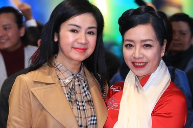 NSND Thu Hà đọ nhan sắc trẻ trung với NSƯT Chiều Xuân, Khánh Huyền