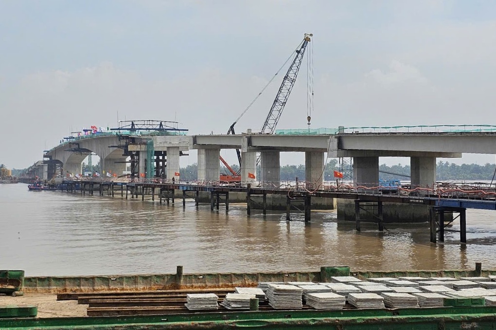 Hợp long cầu gần 8.000 tỷ đồng bắc qua sông Hậu - 1 Hợp long cầu gần 8.000 tỷ đồng bắc qua sông Hậu - 1