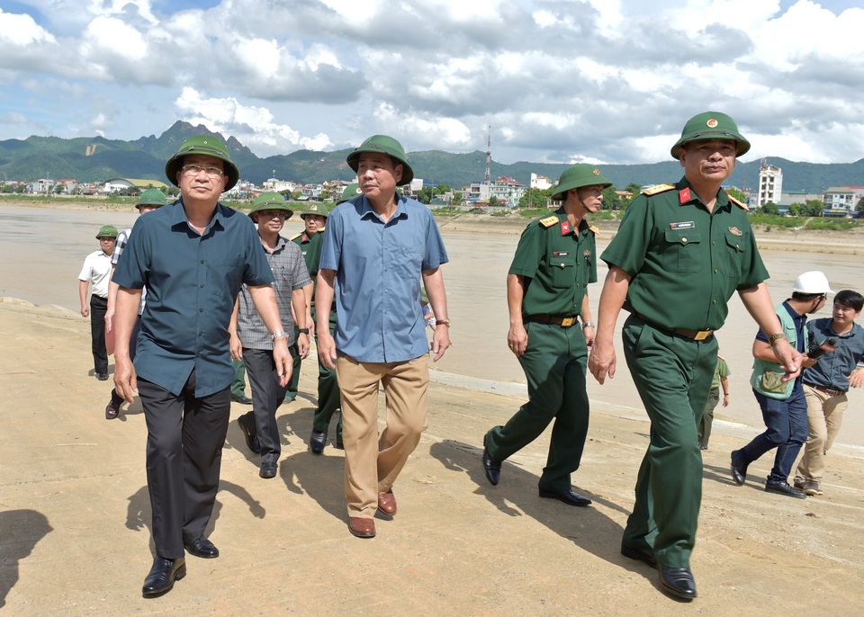 Tiếc thương người luôn đi đầu trong công tác tìm kiếm cứu nạn - 2 Tiếc thương người luôn đi đầu trong công tác tìm kiếm cứu nạn - 2