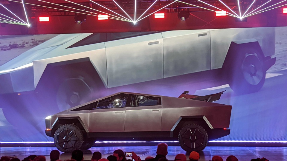 Tesla gây sốc với mẫu xe bán tải chống đạn Cybertruck giá chỉ từ 39.900 USD - 16 Tesla gây sốc với mẫu xe bán tải chống đạn Cybertruck giá chỉ từ 39.900 USD - 16