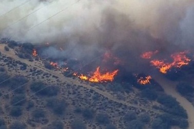 Mỹ: Cháy lớn làm tắc nghẽn giao thông cao tốc ở Nam California