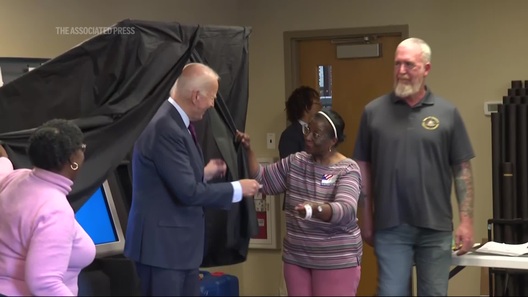 Tổng thống Biden xếp hàng bỏ phiếu sớm