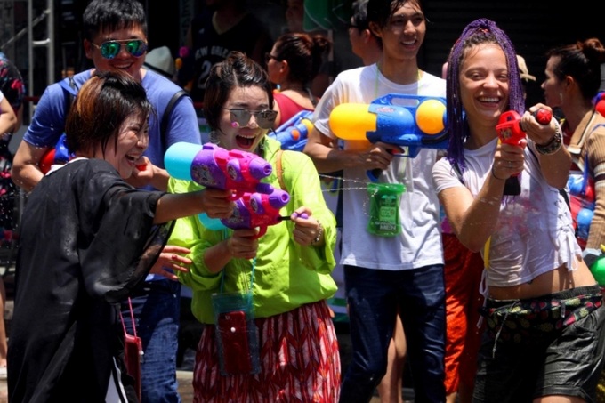 Khách du lịch chơi súng nước trên đường Khao San, Bangkok vào tháng 4/2018. Ảnh: Bangkok Post.