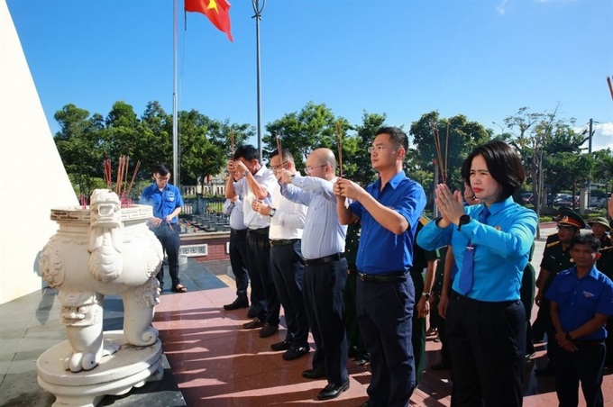 Các tổ chức chính trị BSR thắp hương tại Nghĩa trang Liệt sĩ Bình Sơn