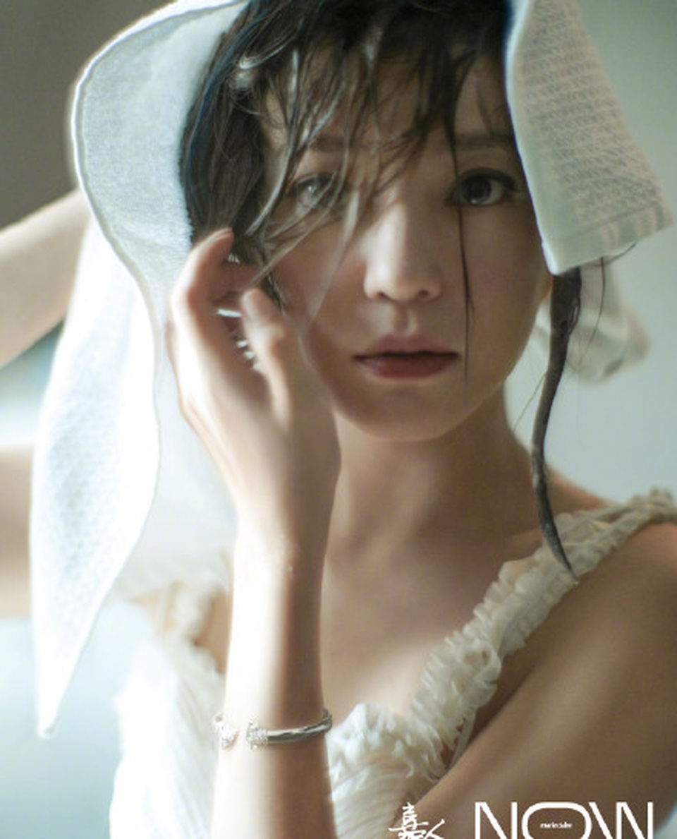 Triệu Vy đẹp nhẹ nhàng, trong veo ở tuổi 44 - 1 Triệu Vy đẹp nhẹ nhàng, trong veo ở tuổi 44 - 1