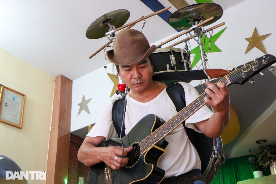 h5, mỗi lần anh Dũng biểu diễn tại các bữa tiệc hay trên đường phố thì đều sử dụng _dàn nhạc_ tự chế này.jpg Mỗi lần anh Dũng biểu diễn tại các bữa tiệc hay trên đường phố thì đều sử dụng dàn nhạc tự chế này.