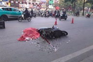 Nữ sinh viên tử nạn sau va chạm với xe khách trên phố Hà Nội