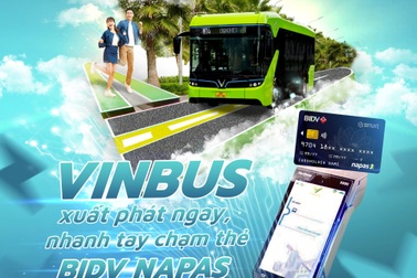 Người dân Thủ đô mua vé xe buýt điện bằng thẻ BIDV NAPAS