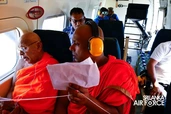 Máy bay quân sự Sri Lanka chở nhà sư rải nước thánh cầu mưa