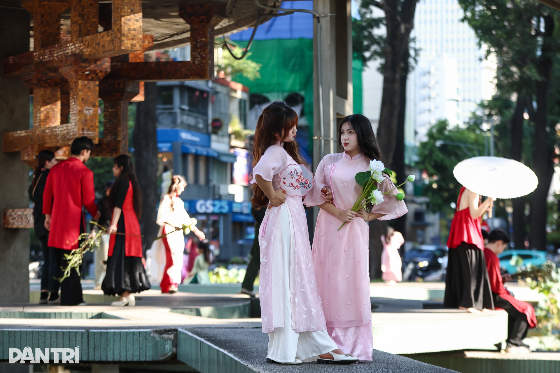 Nàng thơ xúng xính áo dài xuống phố chụp ảnh đón Tết sớm - 10 Nàng thơ xúng xính áo dài xuống phố chụp ảnh đón Tết sớm - 10