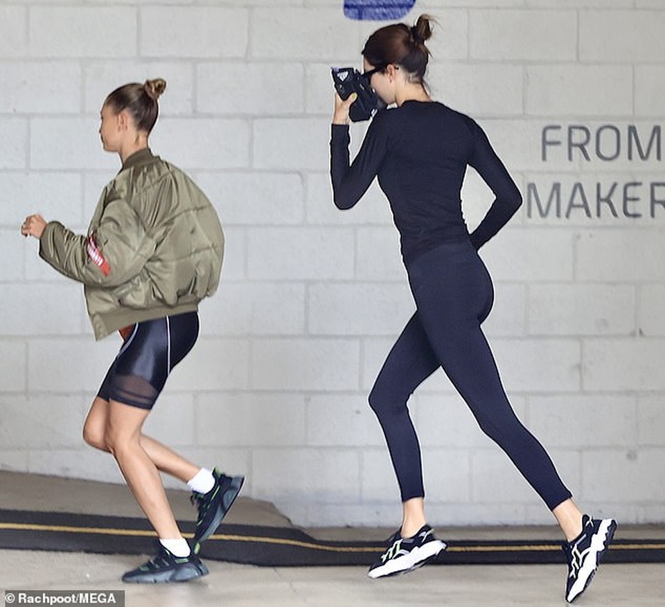 Hailey Bieber đeo túi gần 4000 USD ra phố - 8 Hailey Bieber đeo túi gần 4000 USD ra phố - 8
