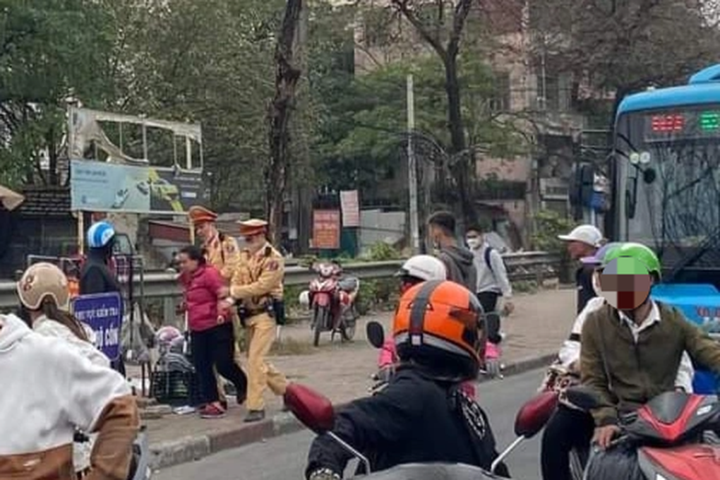 Cảnh sát giao thông bắt nữ quái cướp điện thoại - 1 Cảnh sát giao thông bắt nữ quái cướp điện thoại - 1