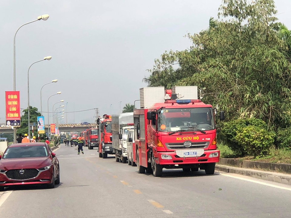 Hà Nội: Cháy lớn gần tổng kho xăng dầu, thùng hóa chất văng xa trăm mét - 13 Hà Nội: Cháy lớn gần tổng kho xăng dầu, thùng hóa chất văng xa trăm mét - 13