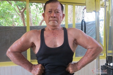 Cụ ông An Giang nhận bằng huấn luyện viên thể hình năm 80 tuổi