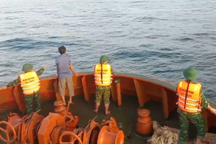 10 ngư dân may mắn thoát chết, tàu cá 1 tỷ đồng chìm xuống biển