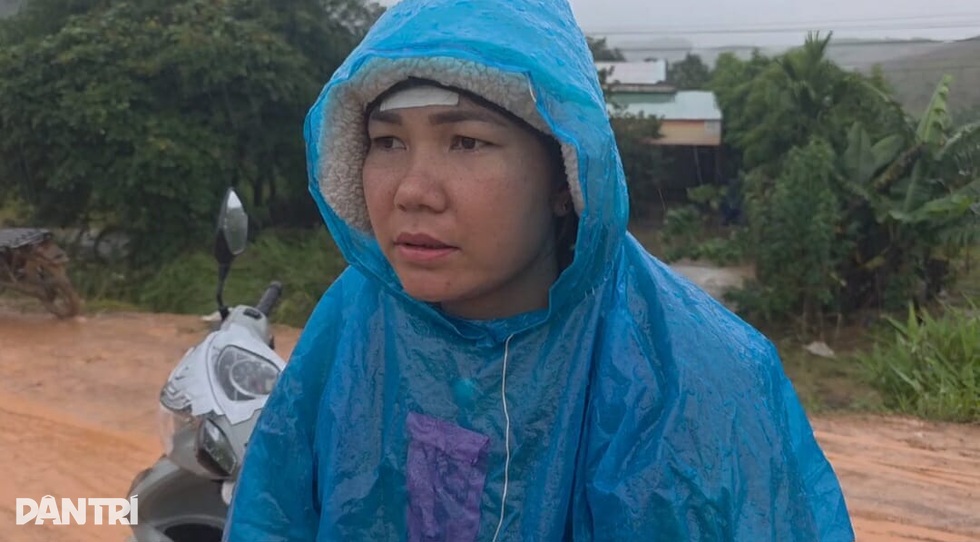 Người dân ngỡ ngàng trước trận mưa lụt lạ đời chưa từng thấy - 2