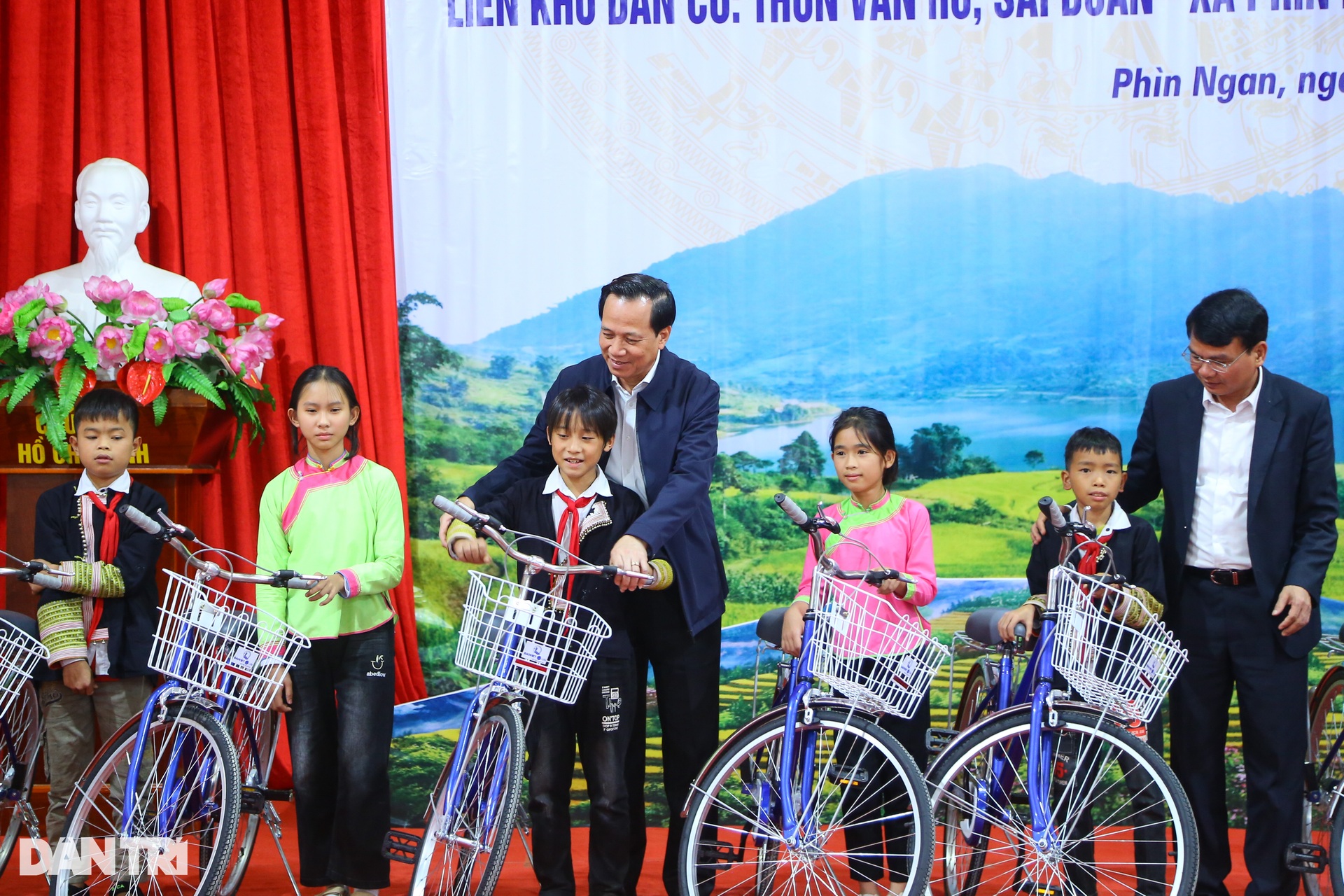 Bộ trưởng Đào Ngọc Dung: Đại đoàn kết toàn dân tộc có ý nghĩa đặc biệt - 4 Bộ trưởng Đào Ngọc Dung: Đại đoàn kết toàn dân tộc có ý nghĩa đặc biệt - 4