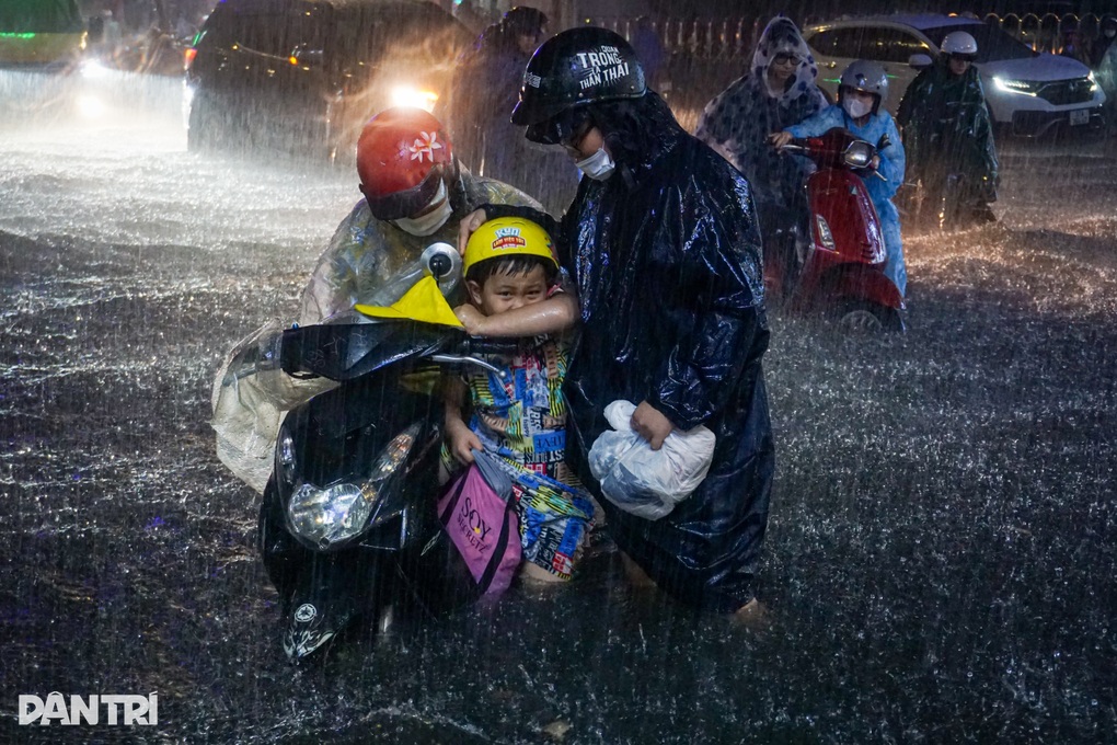 Mưa xối xả, người dân Đà Nẵng chật vật lội nước về nhà - 6