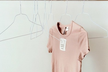 Có cần giặt quần áo mới mua trước khi mặc?