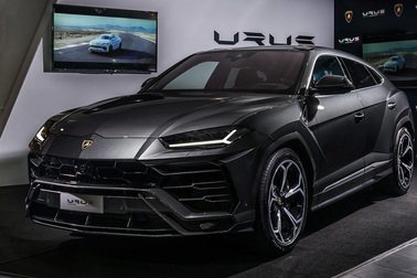 Mục sư chơi trội, mua siêu xe Lamborghini Urus tặng vợ