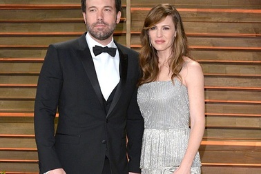 Jennifer Garner trì hoãn ly dị vì Ben Afleck muốn hàn gắn
