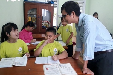 Tấm lòng của thầy giáo mù cưu mang nhiều trẻ khuyết tật