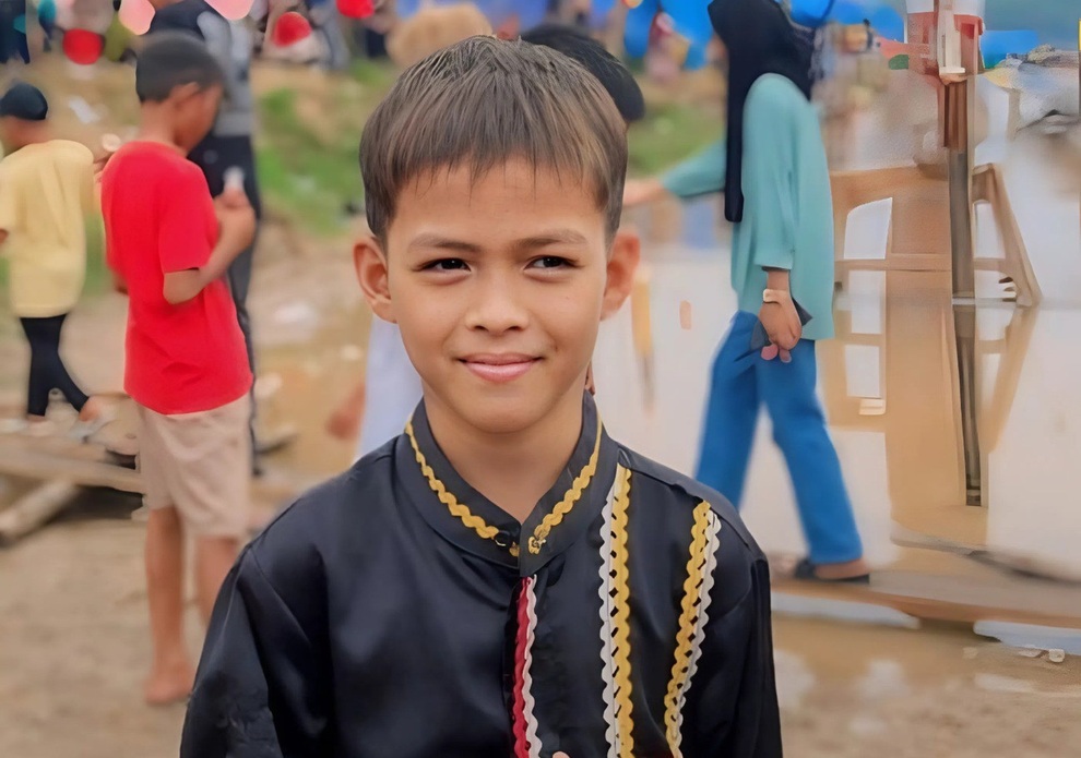 Điệu nhảy lạ trên mũi thuyền lao vun vút của bé trai gây sốt toàn thế giới - 2 Điệu nhảy lạ trên mũi thuyền lao vun vút của bé trai gây sốt toàn thế giới - 2