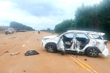 Xe tải va chạm với ô tô con, 4 người thương vong