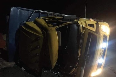 Lật xe chở ván, 2 bố con đi bốc vác tử vong thương tâm