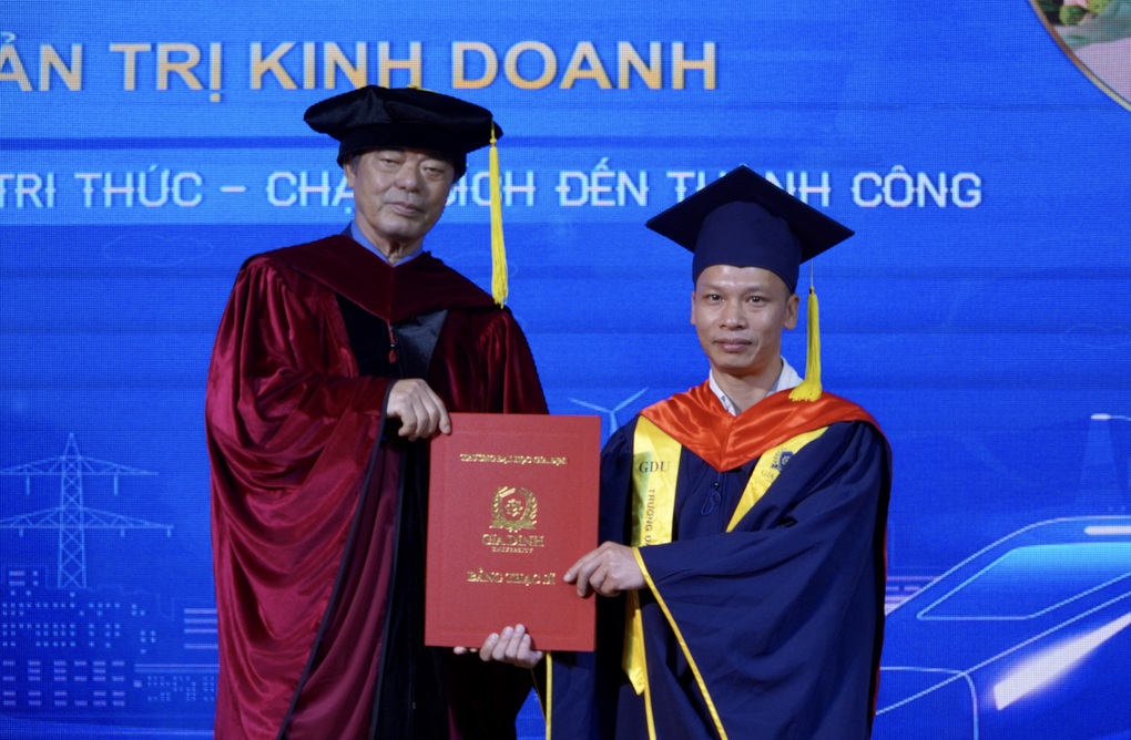 Nữ sinh kết nón hoa tốt nghiệp độc đáo, chưa ra trường đã có việc làm - 5 Nữ sinh kết nón hoa tốt nghiệp độc đáo, chưa ra trường đã có việc làm - 5