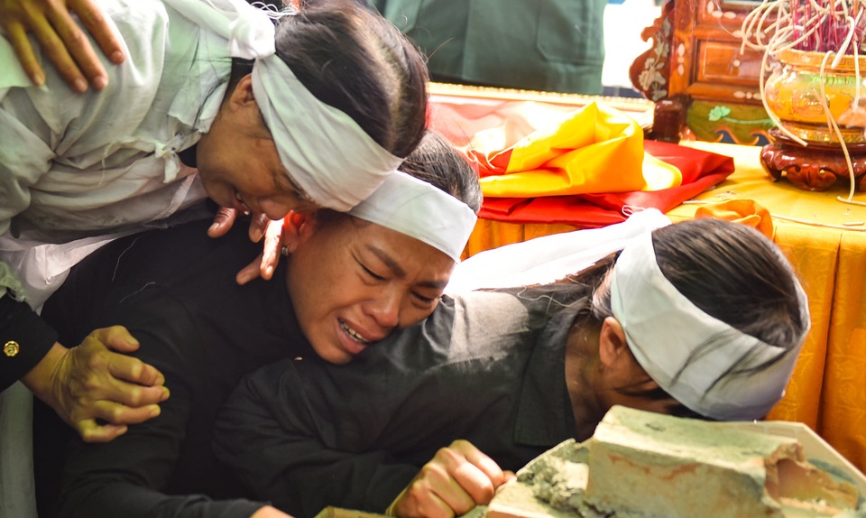 “Sao anh bỏ mẹ con em nơi đất khách quê người mà đi…” - 4 “Sao anh bỏ mẹ con em nơi đất khách quê người mà đi…” - 4