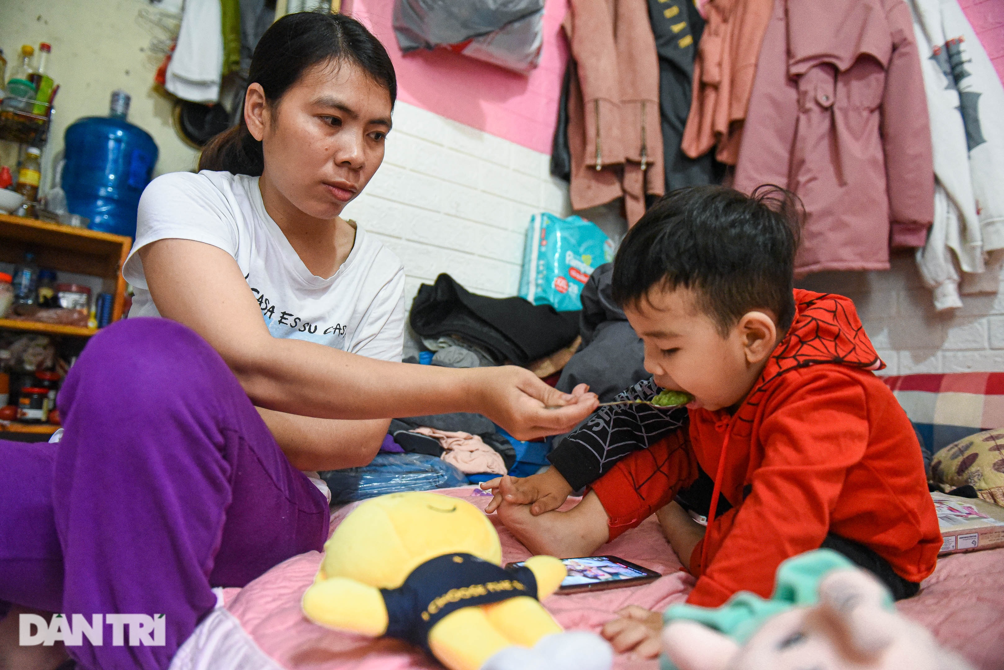 Ngày Tết trong căn phòng trọ 5m2 của mẹ lao công đem con 2 tuổi đi dọn rác - 7 Ngày Tết trong căn phòng trọ 5m2 của mẹ lao công đem con 2 tuổi đi dọn rác - 7