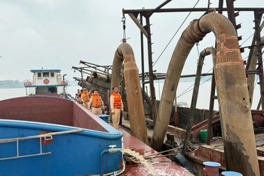 Cảnh sát bắt giữ "cát tặc" trên sông Hồng