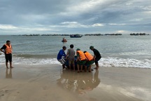 Tìm thấy thi thể 2 du khách bị cuốn trôi khi đi tắm biển đầu năm